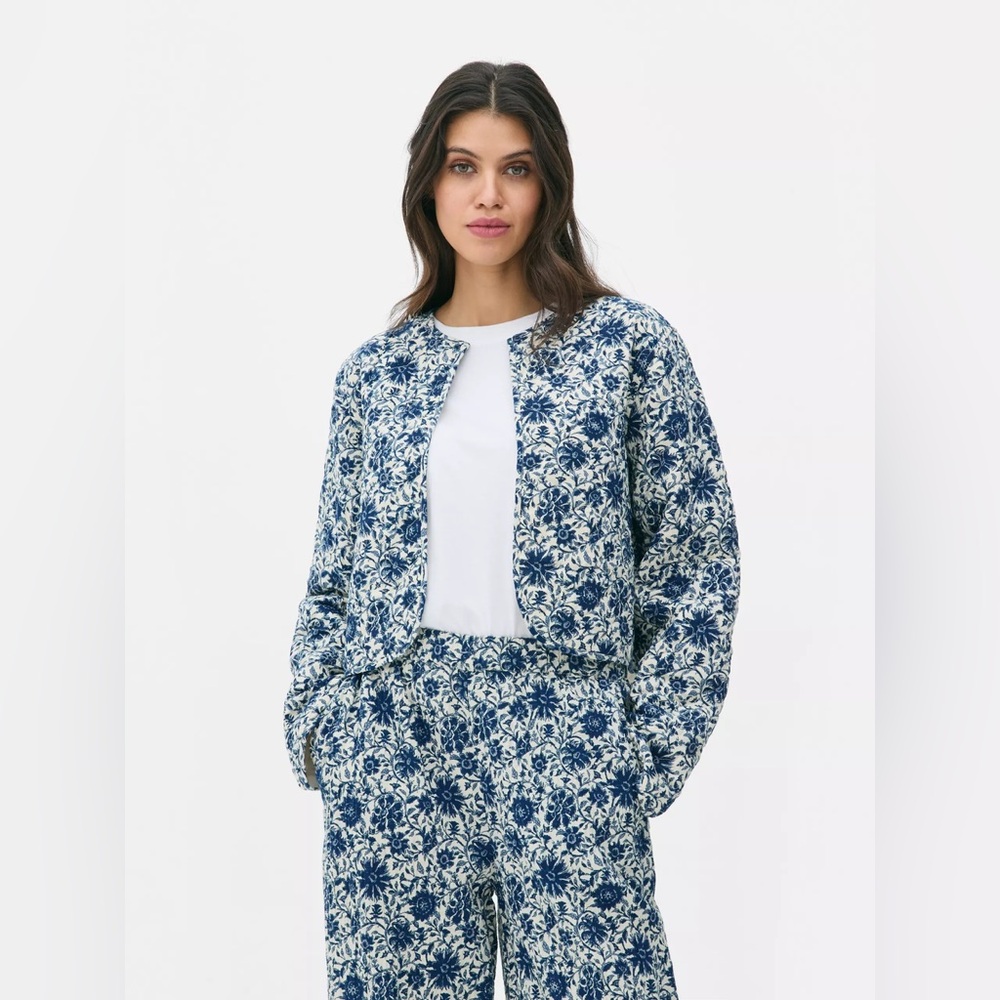 🏷️ NWT Quilted Cotton Crop Jacket in Blue & White Floral. Size XS